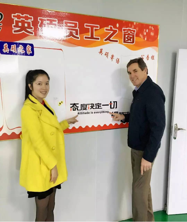 美國(guó)客戶與英碩包裝文化墻合影留戀