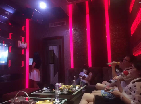 英碩吸塑90后俊男靚女集體出動(dòng)，唱翻全場(chǎng)！
